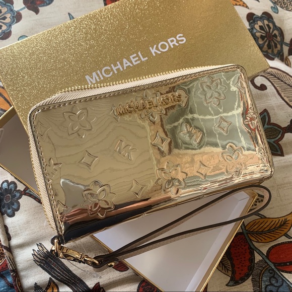 Michael Kors Handbags - New MK 🎉 wallet/ wirstlet phone case